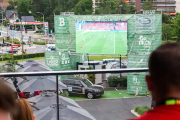 ecran-geant-9-600x400